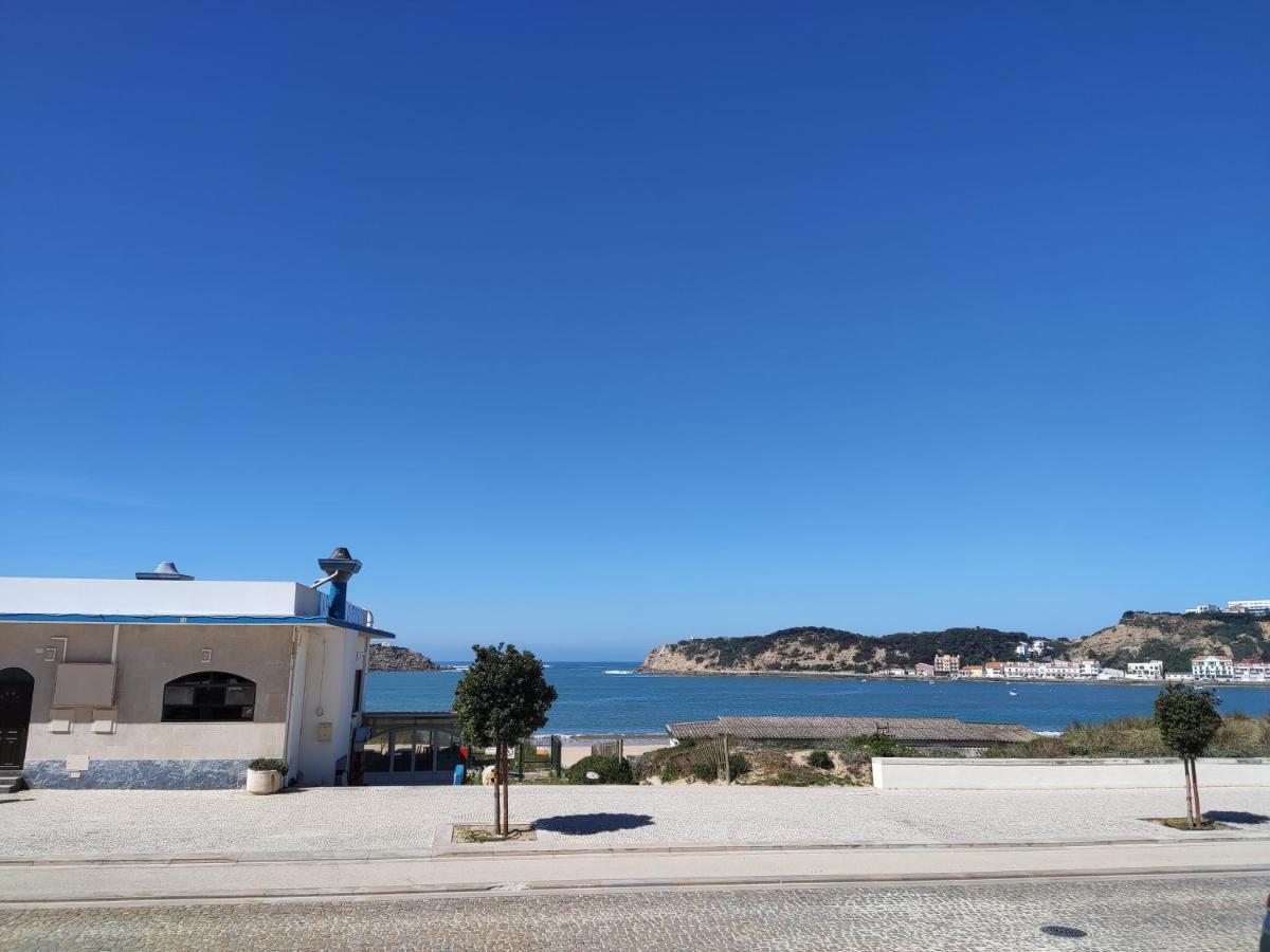 Apartment By The Beach! With Large Balcony! São Martinho do Porto Eksteriør bilde