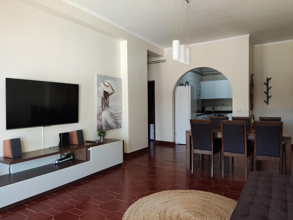 Apartment By The Beach! With Large Balcony! São Martinho do Porto Eksteriør bilde