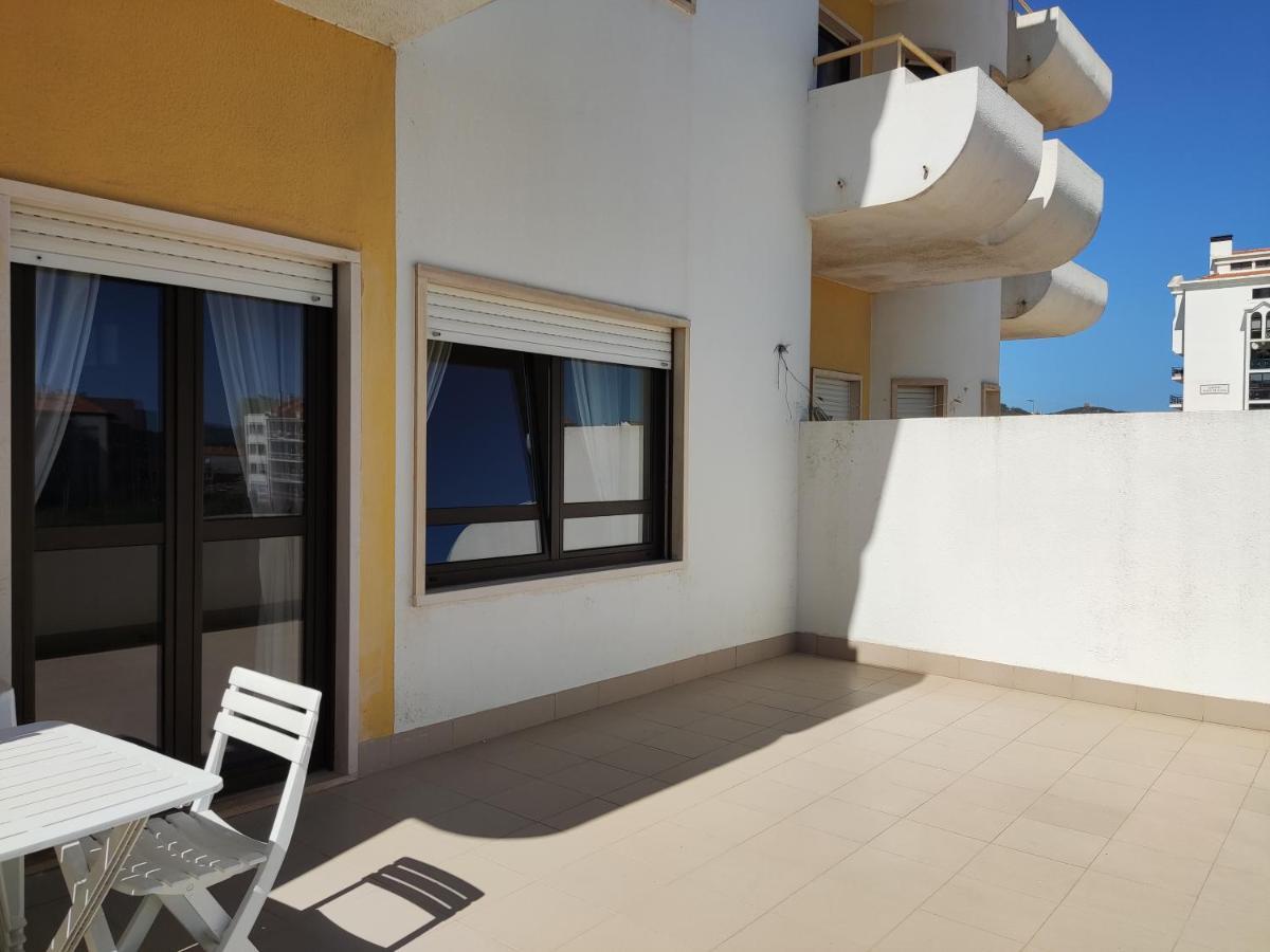 Apartment By The Beach! With Large Balcony! São Martinho do Porto Eksteriør bilde